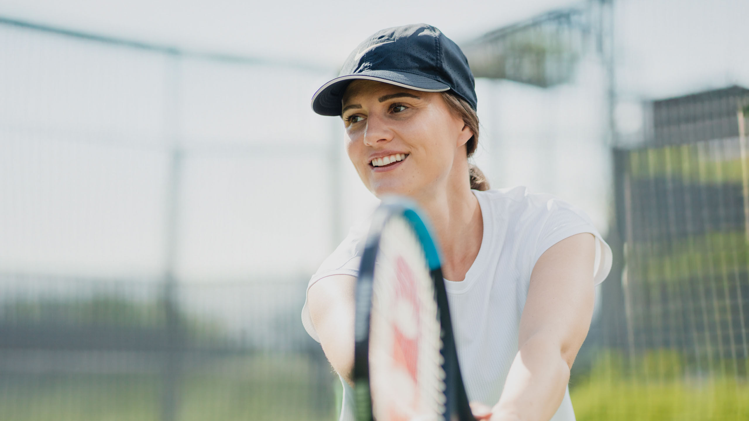 Laserleikattu nuori nainen tenniskentällä
